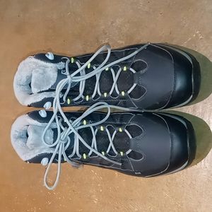 SALOMON Cold Weather Climatherm hiking boots size 9.5  runs slightly small